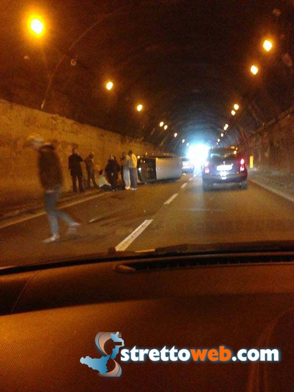 Rometta - Messina, incidente in galleria sulla A20: auto capovolta ma nessun ferito. FOTO