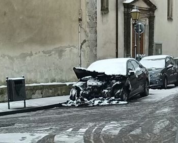 Rometta - Auto data alle fiamme a Rometta superiore