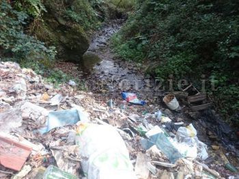 Rometta - Rometta, rifiuti abbandonati lungo la strada per San Leone. Il Sindaco: “Prenderemo provvedimenti severi”